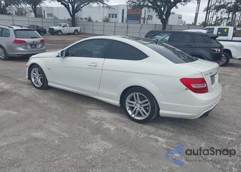 2012 Mercedes-Benz C 250 z USA, uszkodzony, nr VIN WDDGJ4HB6CF789173